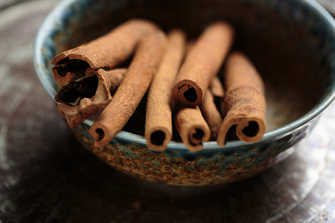 cinnamon-cinnamon-stick-food-ingredient-hand-cuisine-1616135-pxhere.com