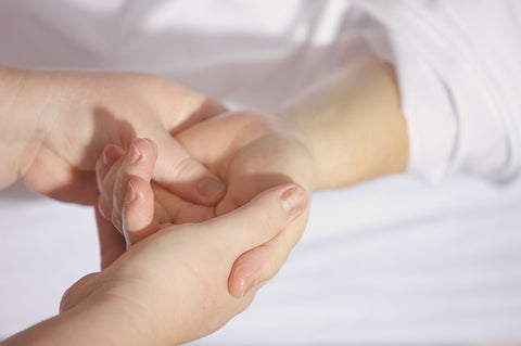 hand-woman-white-female-leg-young-634777-pxhere.com